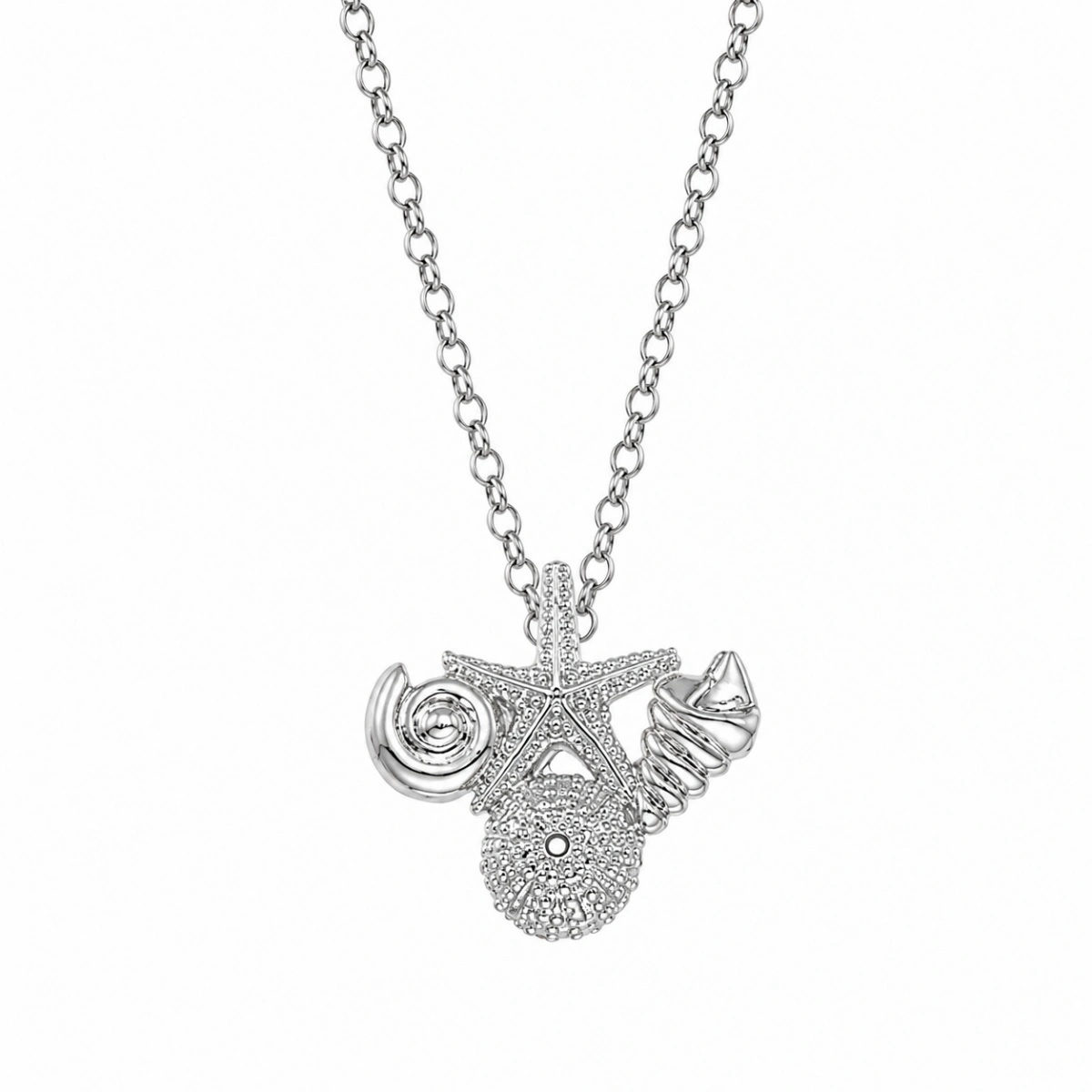 halskette-silber-925-meeresleben-seestern-muschel-koralle-front Halskette Silber 925 Meeresleben, maritimer Anhänger mit detailliertem Seestern, kleiner Muschel und Koralle an einer feinen silbernen Rolo-Kette; Silberkette mit maritimem Anhänger; Schmuck mit Ostsee Motiven