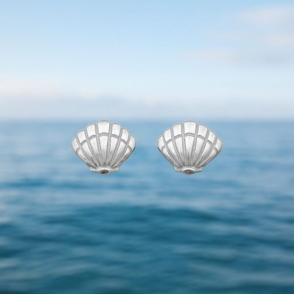 Ohrstecker in Form einer Jakobsmuschel aus 925er Silber – maritimer Ohrschmuck