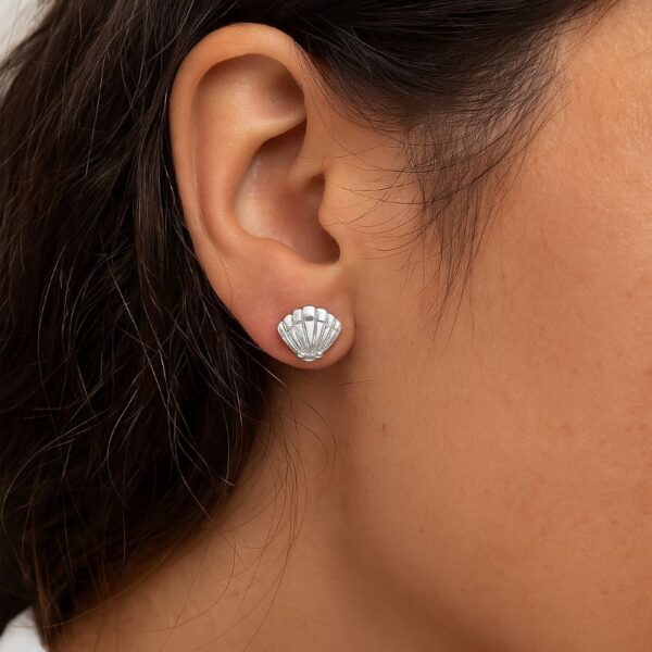 Ohrstecker in Form einer Jakobsmuschel aus 925er Silber – maritimer Ohrschmuck