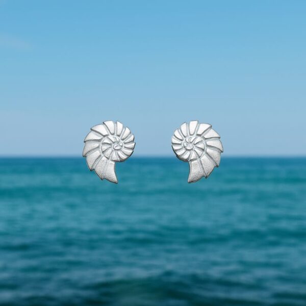 Silberne Ohrstecker in Nautilus-Spirale aus 925er Silber – maritimer Ohrschmuck