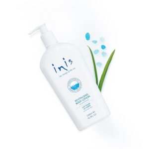 Inis Revitalisierende Bodylotion 500 ml mit Blatt und blauen Deko-Perlen auf weißem Hintergrund
