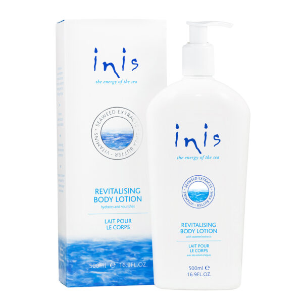 Inis Revitalisierende Bodylotion 500 ml in weißer Flasche mit Faltschachtel auf weißem Hintergrund
