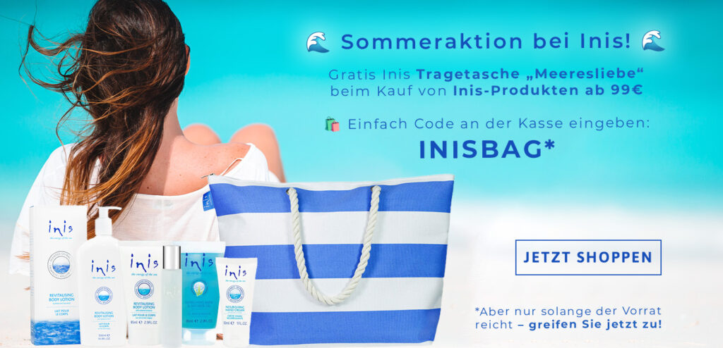 Sommeraktion von Inis: Frau am Strand mit Inis-Produkten und gestreifter Strandtasche – Gratisgeschenk ab 99 € Einkaufswert