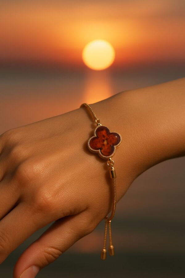 Bernstein Armband Silber vergoldet mit Monogramm Blume, Coreana-Kettchen und Schiebeverschluss.