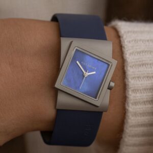 Rolf Cremer Damenuhr Turn 492368 Blau mit Titan-Gehäuse, Perlmutt-Zifferblatt und Lederarmband
