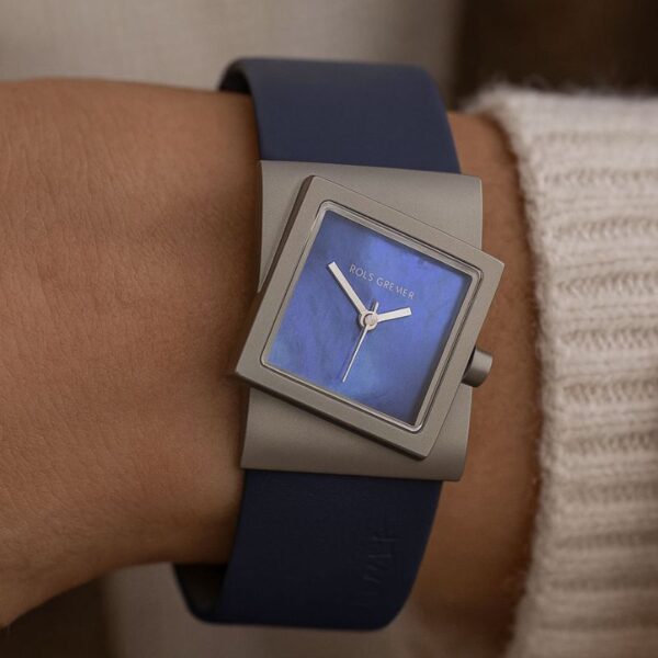 Rolf Cremer Damenuhr Turn 492368 Blau mit Titan-Gehäuse, Perlmutt-Zifferblatt und Lederarmband