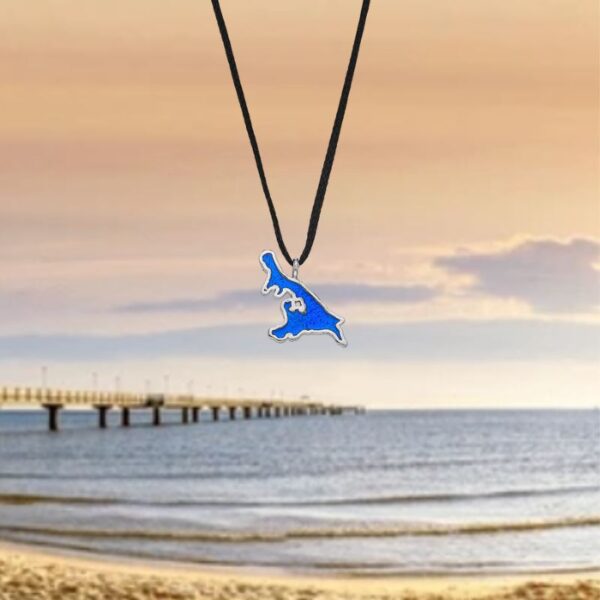 Halskette Silber Usedom „Meeresblick” aus 925er Silber mit Anhänger in Form der Insel, verziert mit blauer Emaille.