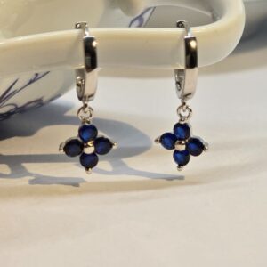 Creole Silber „Deep Blue Flora“ – rhodinierte Silbercreolen mit dunkelblauen Zirkonia-Steinen im Blumenmotiv, aus der Kollektion „Blue Elegance“