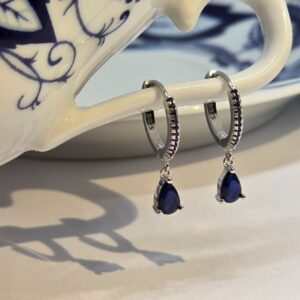 Creole Silber „Blue Drop“ – Rhodiniertes Silber 925 mit dunkelblauen Zirkonia-Steinen in Tropfenform