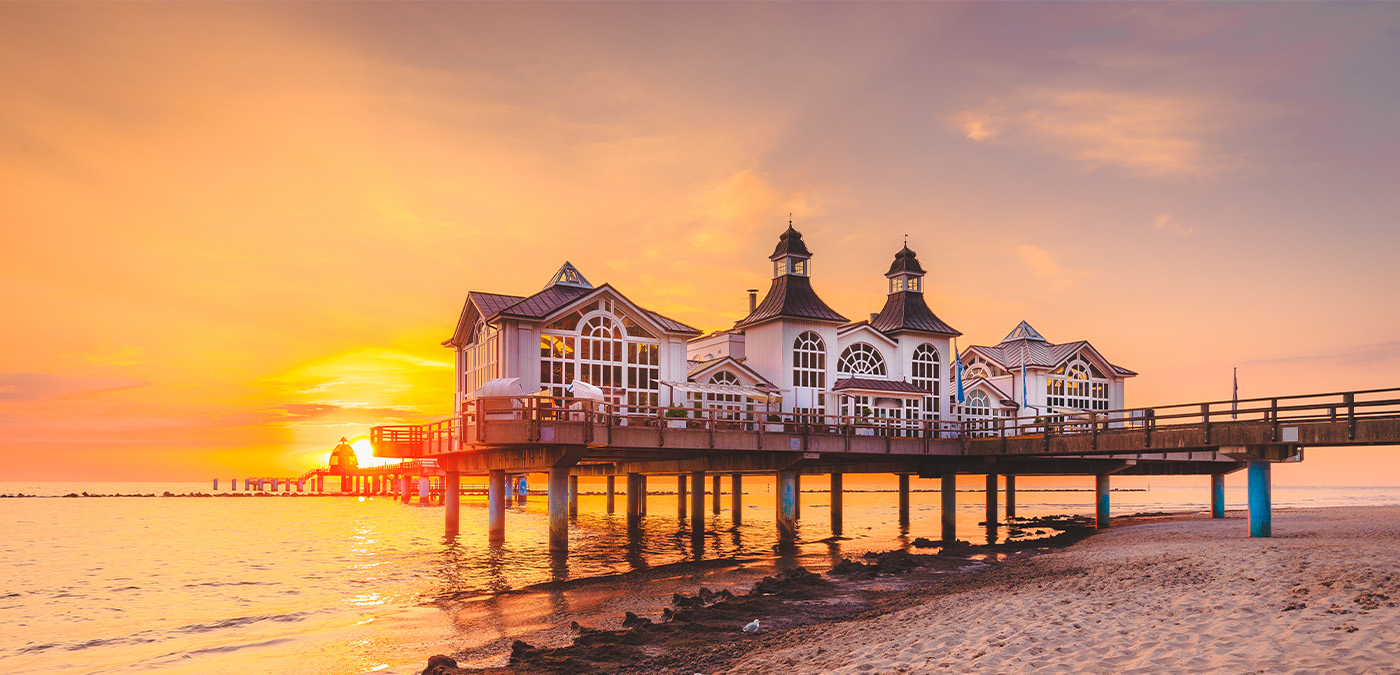 Seebrücke Ahlbeck auf Usedom im Sonnenaufgang, Inspiration für den Ring der Kollektion Usedom Insel Schmuck.