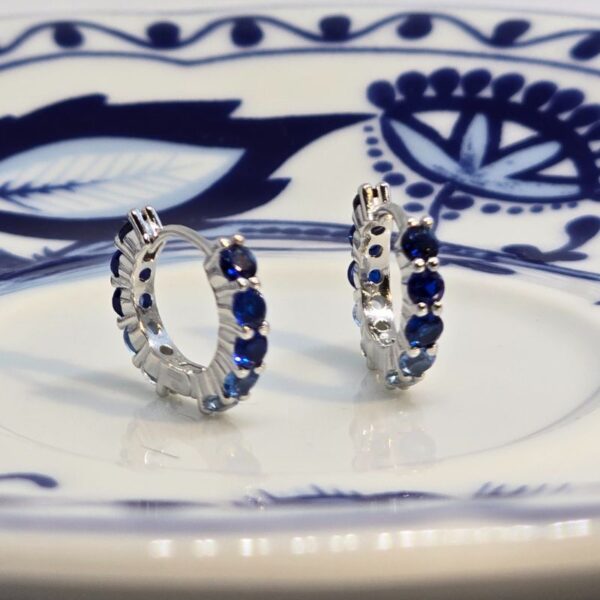 Creole Silber „Blue Spark“ – elegante rhodinierte Silbercreolen mit blauen Zirkonia, 12 mm Durchmesser
