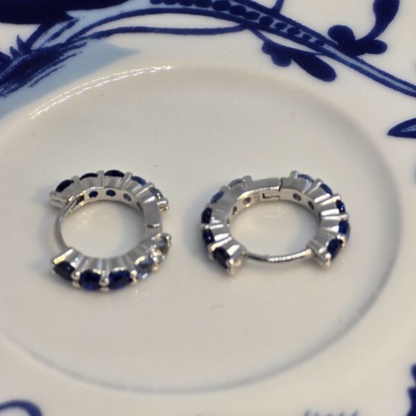 Creole Silber „Blue Spark“ – elegante rhodinierte Silbercreolen mit blauen Zirkonia, 12 mm Durchmesser