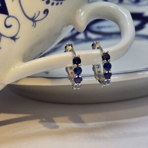 Creole Silber „Blue Spark“ – elegante rhodinierte Silbercreolen mit blauen Zirkonia, 12 mm Durchmesser