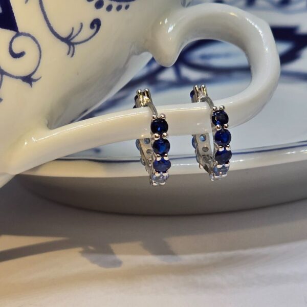 Creole Silber „Blue Spark“ – elegante rhodinierte Silbercreolen mit blauen Zirkonia, 12 mm Durchmesser