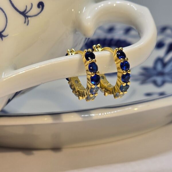 Creole Silber Vergoldet „Blue Harmony“ – 24K vergoldete Creolen mit blauen Zirkonia-Steinen