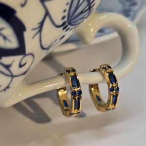 Creole Silber Vergoldet „Royal Blue“ – vergoldete Creolen mit blauen rechteckigen und runden Zirkonia-Steinen