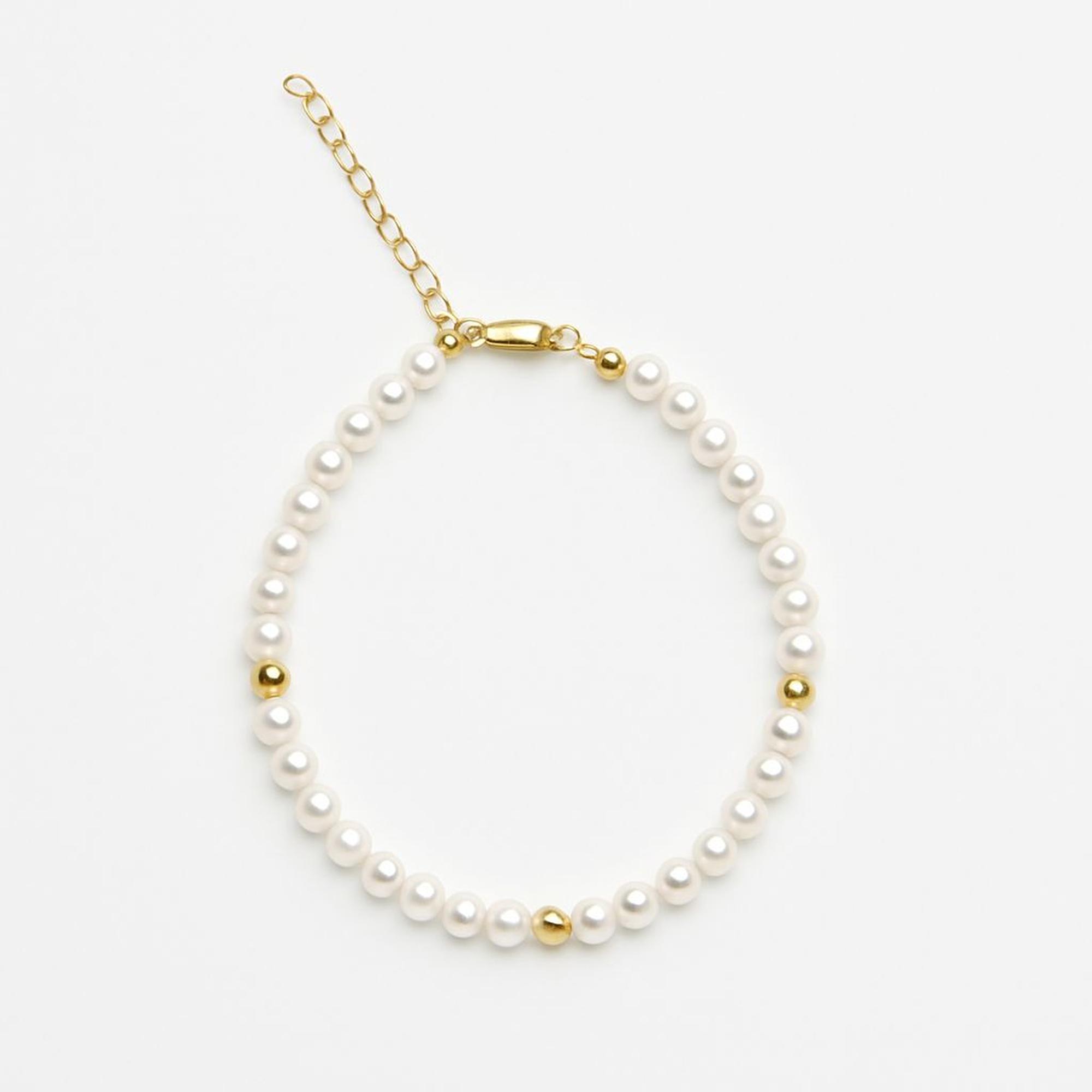 Perlenarmband Silber Vergoldet „Zarter Glanz” mit weißen Süßwasserperlen und vergoldeten Silberdetails