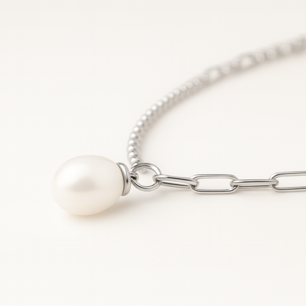 Perlenkette Silber „Küstenglanz” Perlenkette Silber „Küstenglanz” kombiniert echte Süßwasserzuchtperlen mit edlem Silber