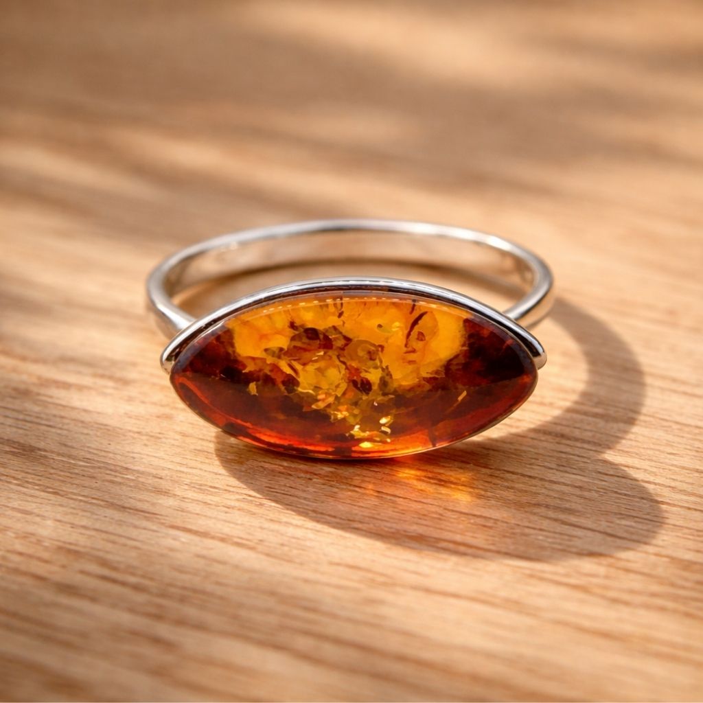 Ring Silber 925 rhodiniert Bernstein Kern (2) Eleganter Ring Silber 925 rhodiniert mit einem ovalen, cognacfarbenen Ostseebernstein - ein eleganter Silberring mit Bernstein