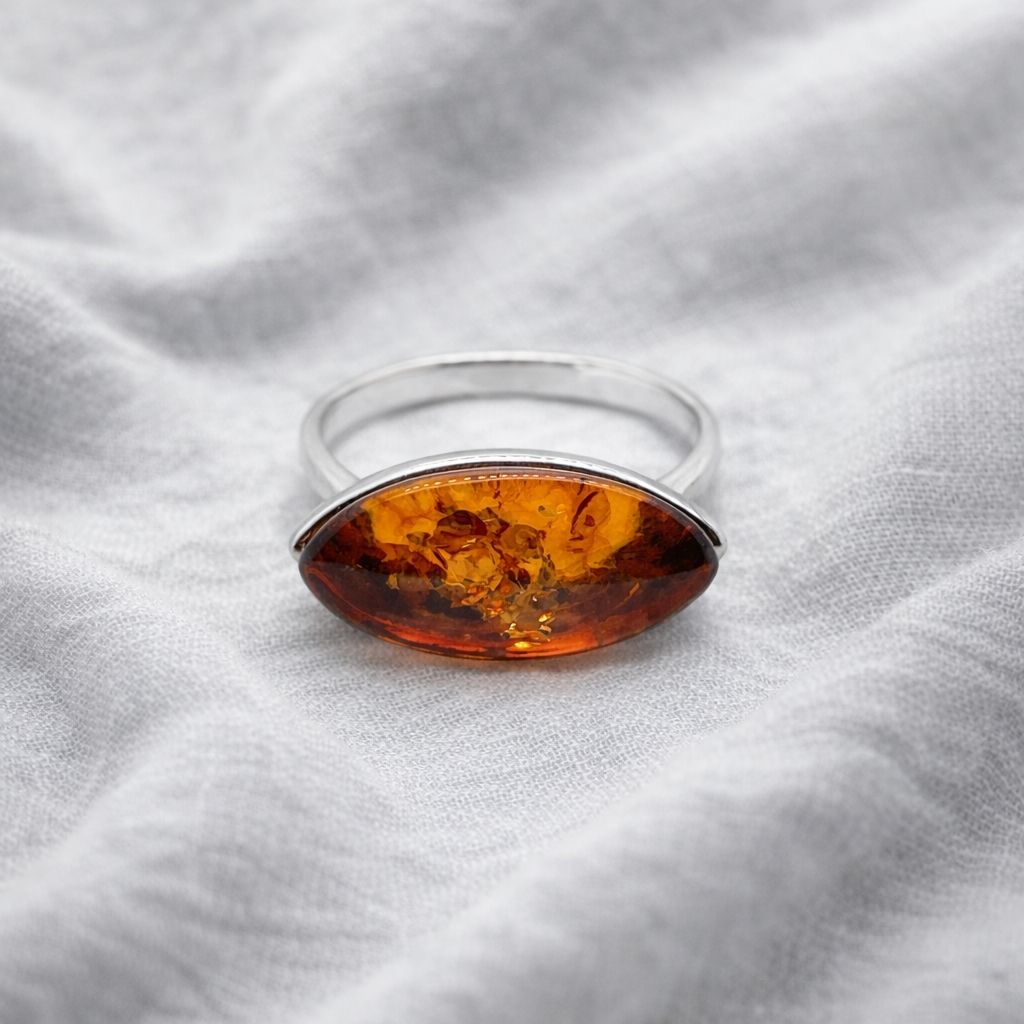 Ring Silber 925 rhodiniert Bernstein Kern (4) Eleganter Ring Silber 925 rhodiniert mit einem ovalen, cognacfarbenen Ostseebernstein - ein eleganter Silberring mit Bernstein