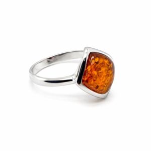 Minimalistischer Ring Silber 925 rhodiniert „Klar” mit einem quadratischen Bernstein in Rautenform.