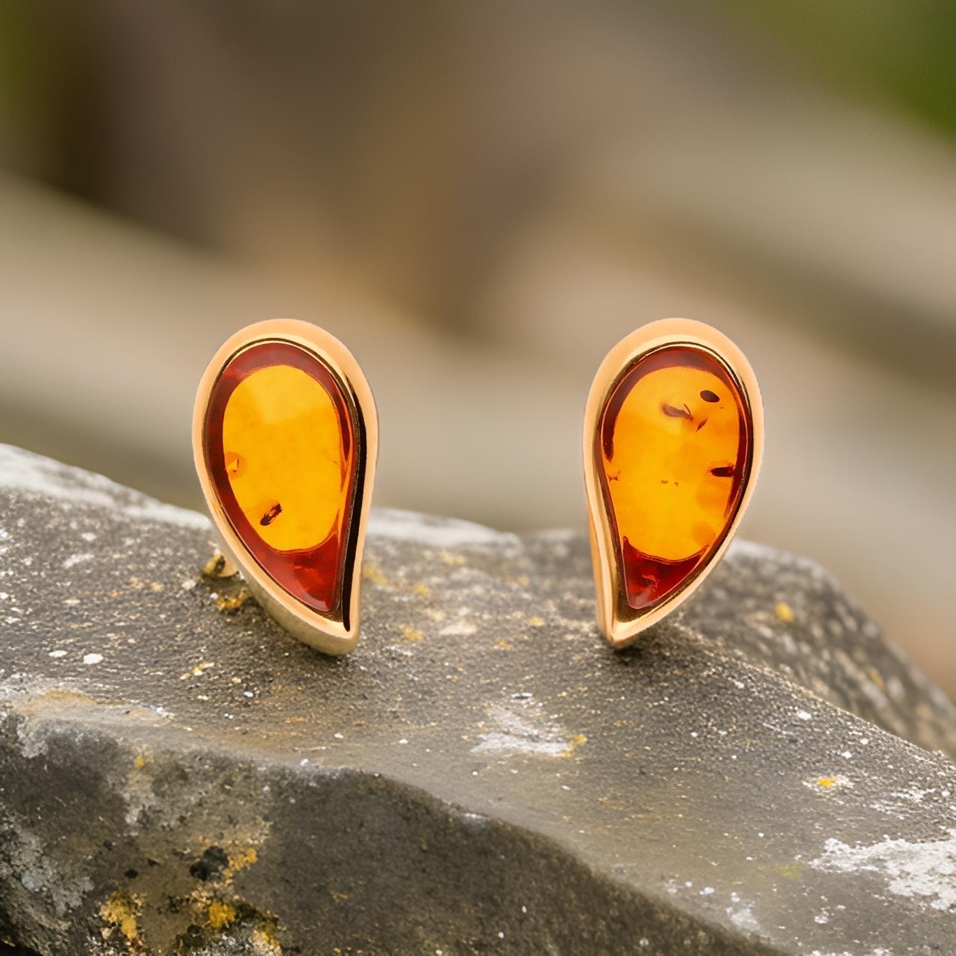 Bernstein Ohrstecker Tropfen Cognac – Silber 925 vergoldet 24k Ohrstecker Silber 925 24k vergoldet Bernstein Tropfen Cognac, vergoldete Tropfenohrstecker mit cognacfarbenem Bernstein.