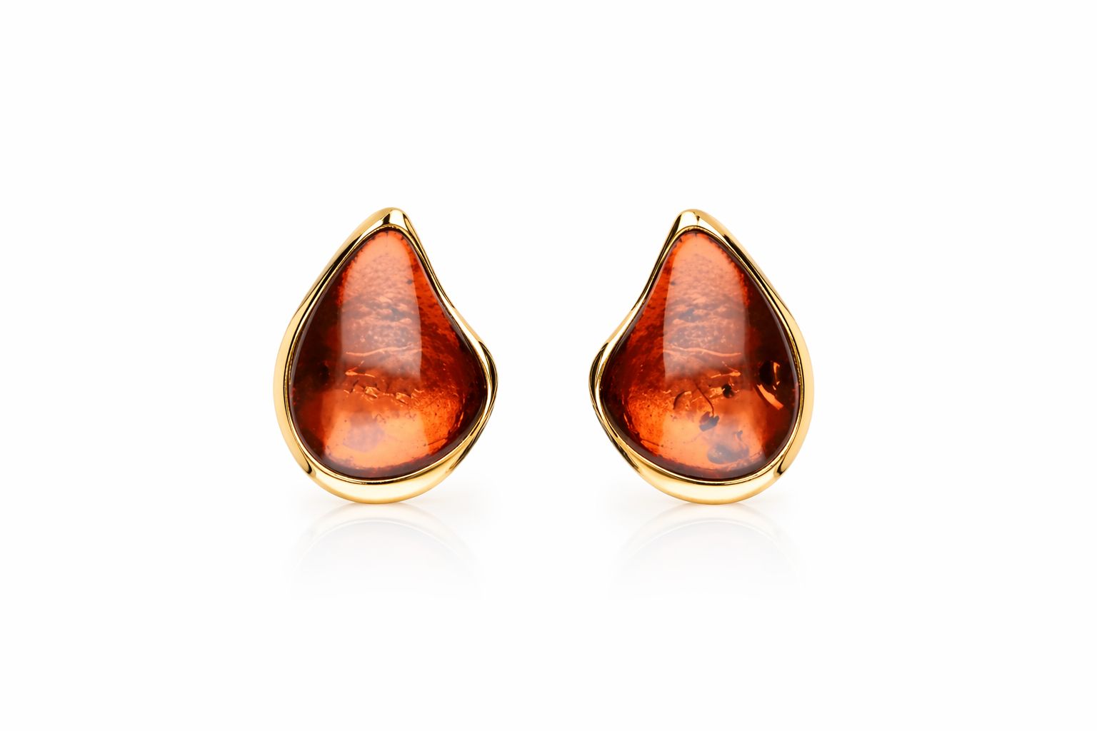 Elegante Bernstein Ohrstecker mit warmem Goldglanz Bernstein Ohrstecker Silber 925 vergoldet „Goldtau“ Cognac, kleine vergoldete Bernsteinohrringe in Tropfenform.