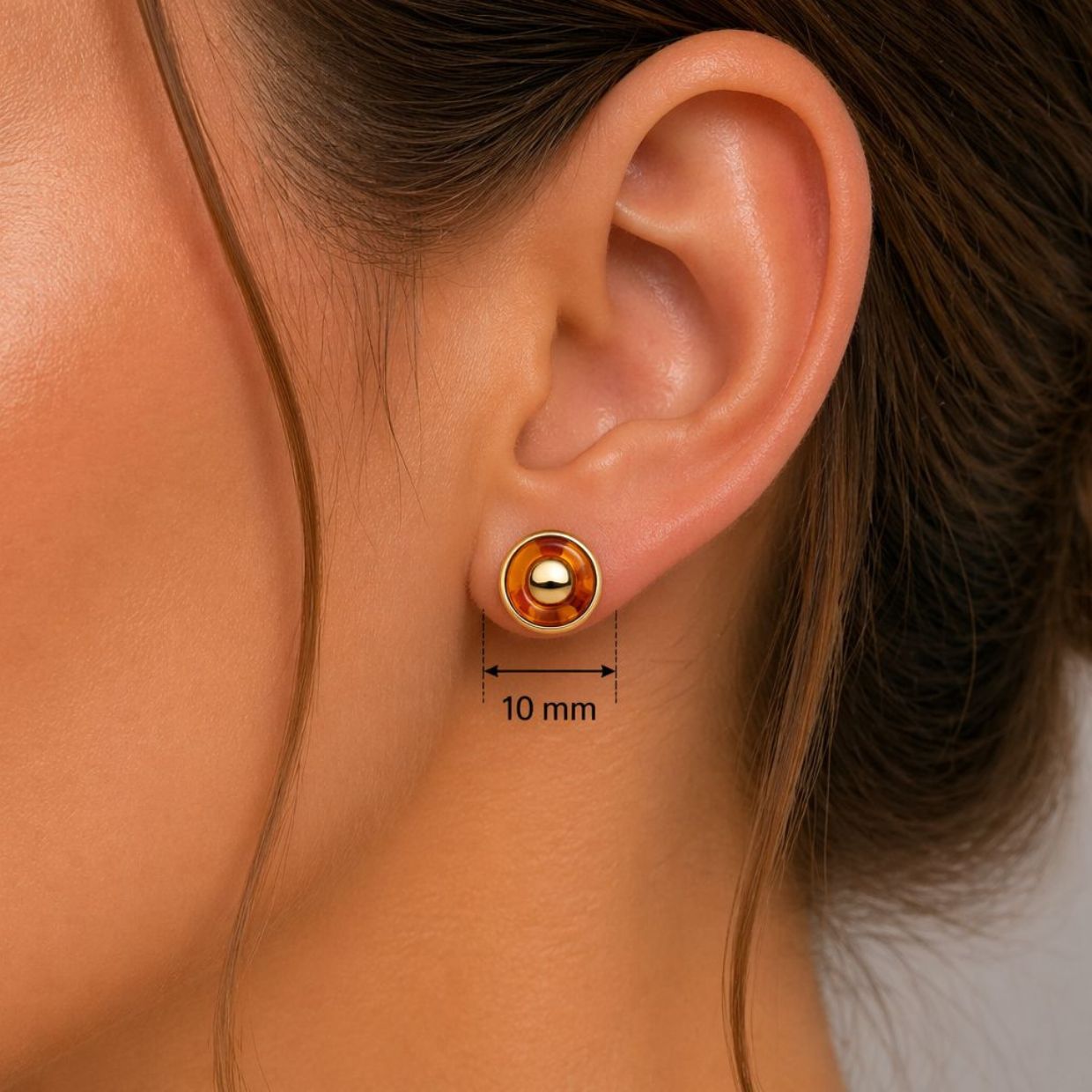 Moderner Bernsteinschmuck inspiriert von Lichtreflexen der Ostsee Bernstein Ohrstecker Silber 925 vergoldet „Ostseeauge“ Cognac, runde vergoldete Bernsteinohrringe.