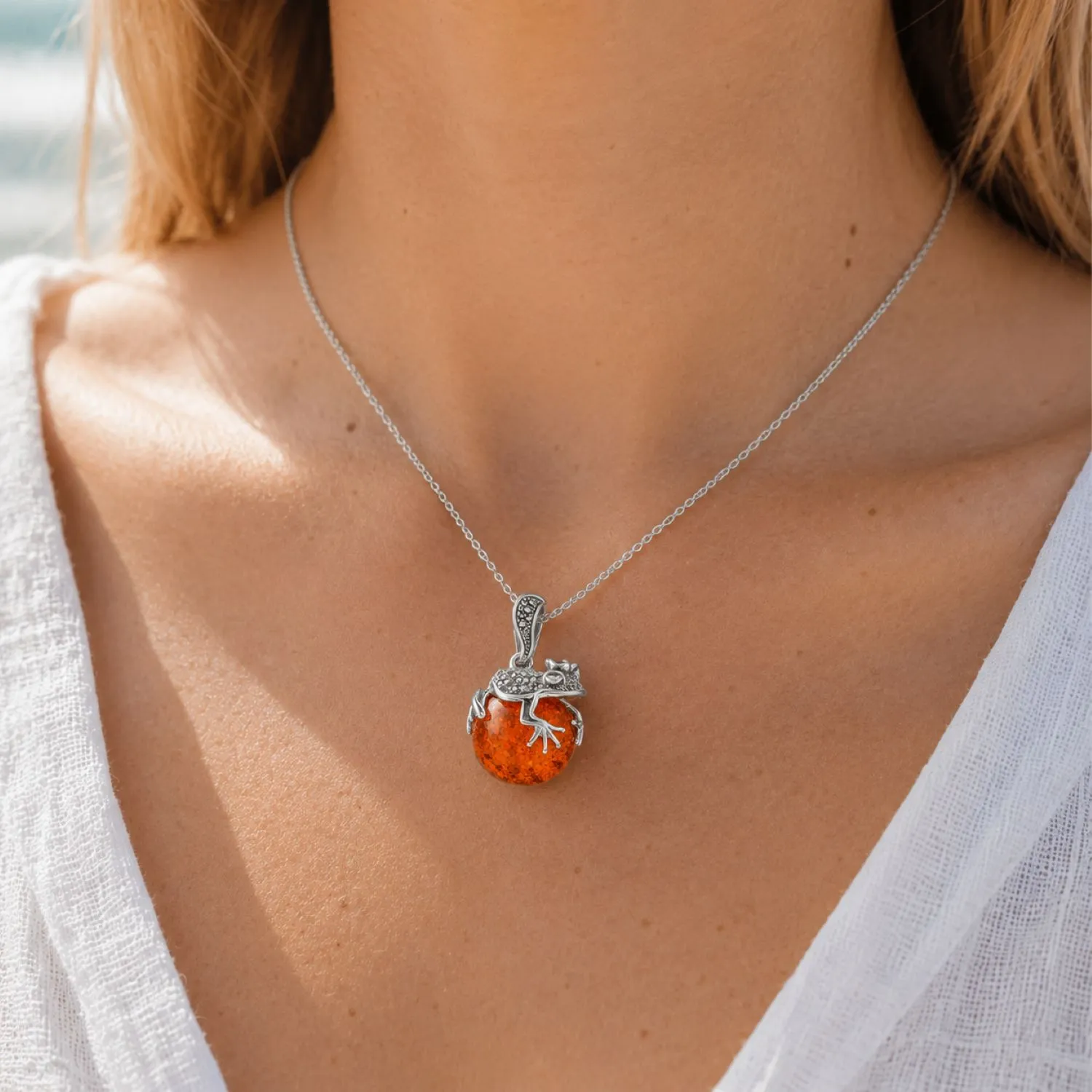 bernstein-anhaenger-silber-frosch-cognac-P544C-dekolte Maritimer Bernstein Anhänger Silber 925 Frosch Cognac mit echtem baltischem Bernstein und filigranem Froschmotiv; Silber Anhänger Frosch als maritimes Geschenk für Damen