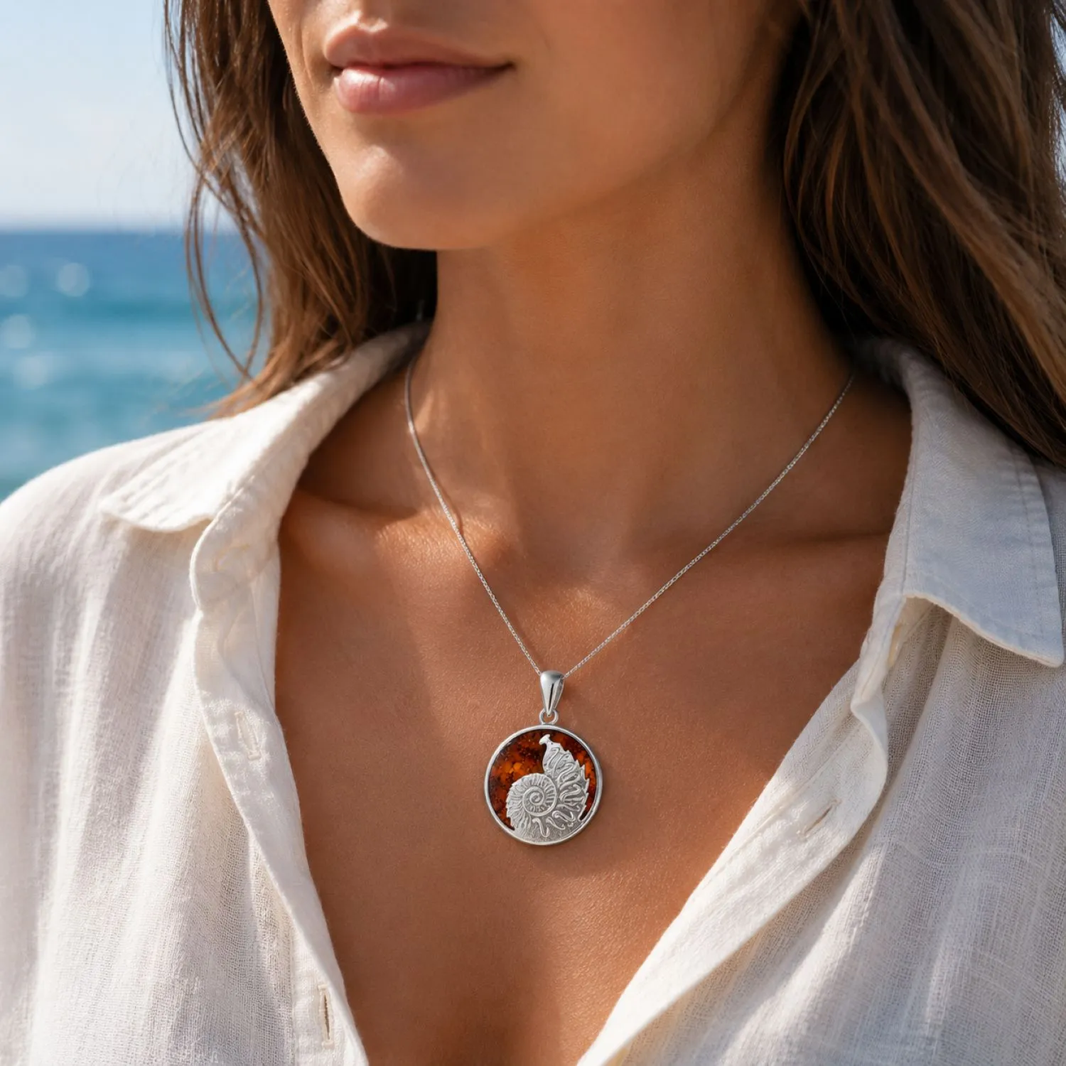 bernstein-anhaenger-silber-ostseeschnecke-P723MC-cognac-frau Maritimer Bernstein Anhänger Silber 925 Ostseeschnecke Cognac aus echtem baltischem Bernstein; Ostsee Schmuck für Damen und Herren; Eleganter Bernstein Schnecke Kettenanhänger