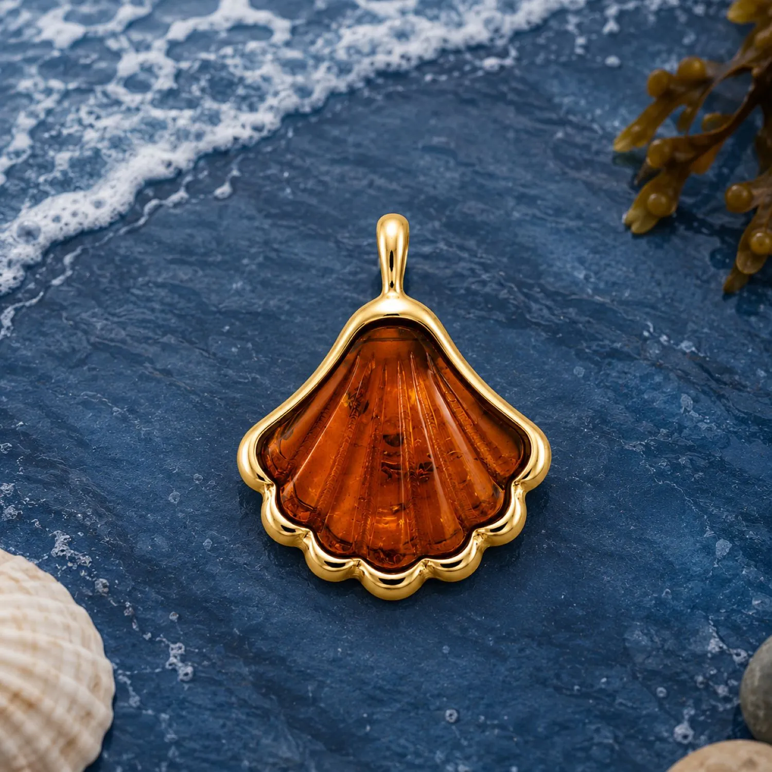 bernstein-anhaenger-silber-vergoldet jakobsmuschel-cognac-P715CG-meer Maritimer Bernstein Anhänger Silber 925 vergoldet Jakobsmuschel Cognac mit echtem Ostseebernstein aus der Kollektion Meeresleben; Schmuck mit Muschel Motiv