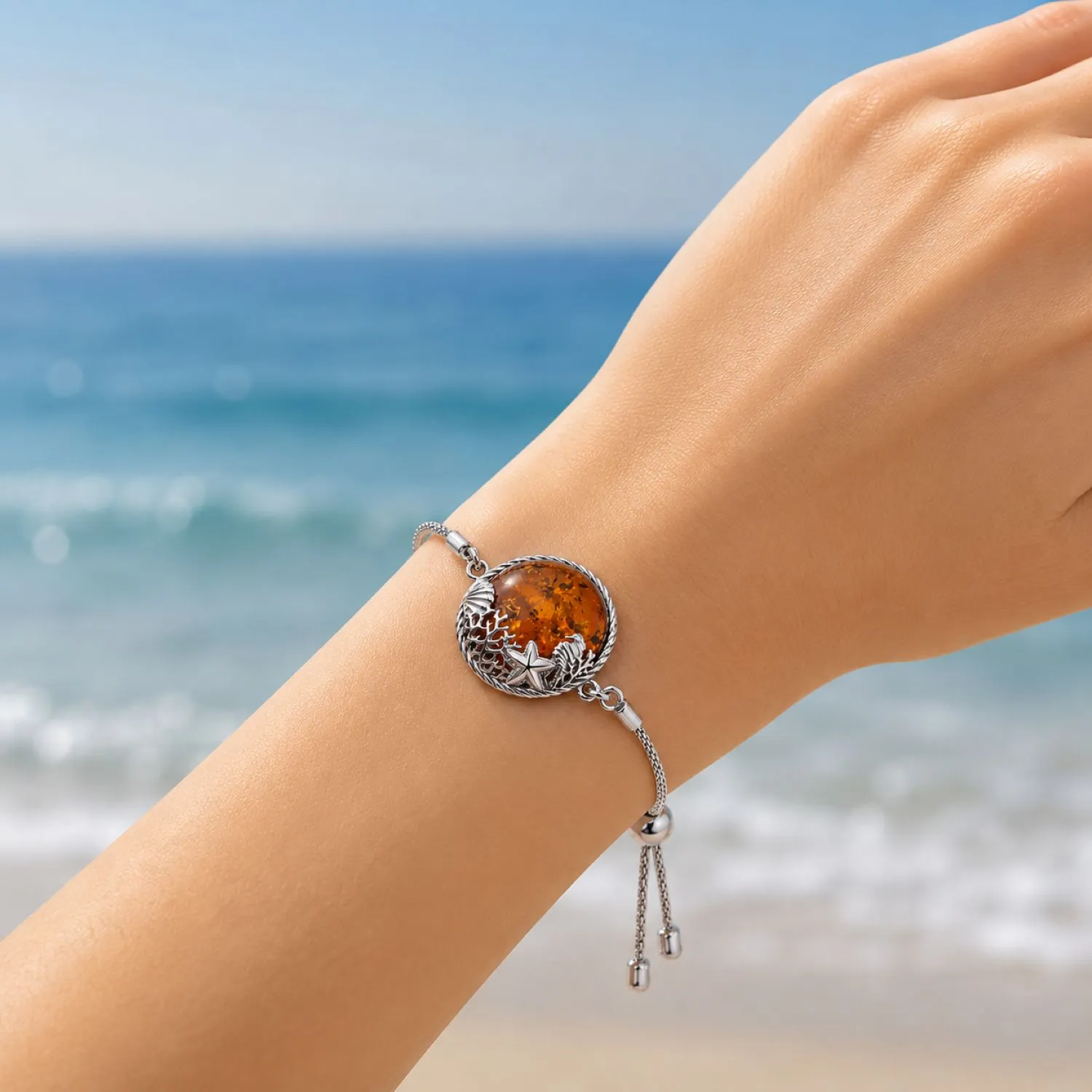 bernstein-armband-silber-925-meeresleben-cognac-B802C-hand1 Bernstein Armband Silber 925 Meeresleben Cognac mit Seestern Muschel und Koralle; Bernstein Meereswelt Armband; Ostsee Schmuck
