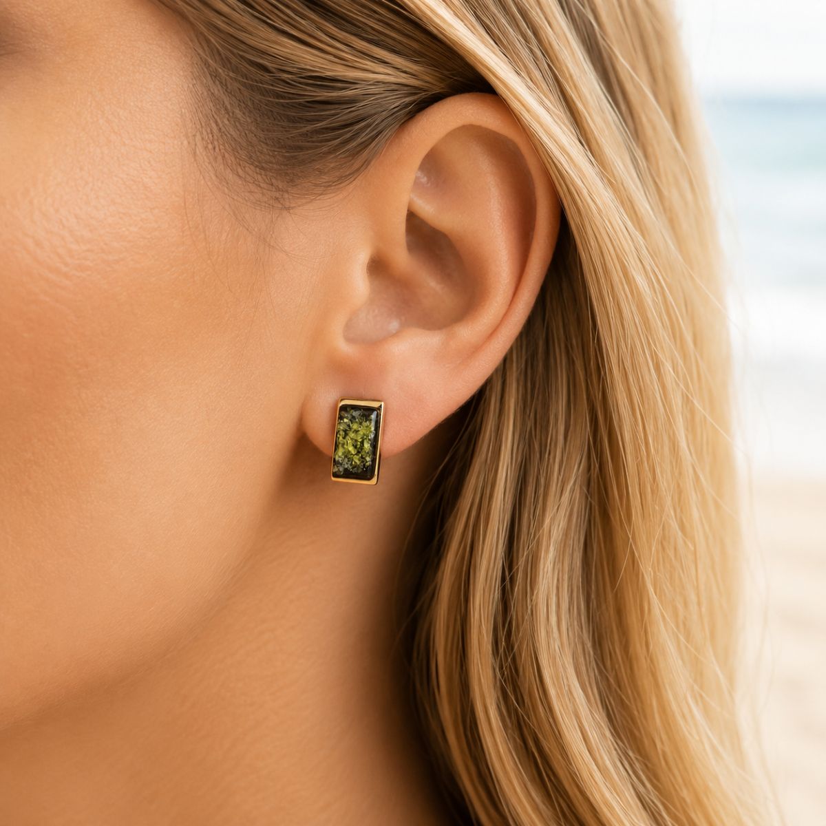 Meeresminimalismus – moderner Bernsteinschmuck in Grün Bernstein Ohrstecker Silber vergoldet Meeresminimalismus Grün mit grünem Ostseebernstein