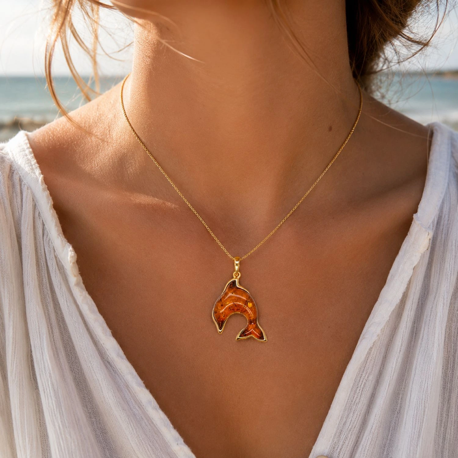 delfin-anhaenger-silber-vergoldet-bernstein-cognac-P920CZ-model Eleganter Bernstein Anhänger Silber 925 vergoldet Delfin Cognac mit echtem Ostsee-Bernstein aus der Kollektion Meeresleben; maritimer Schmuck mit Delfin Motiv