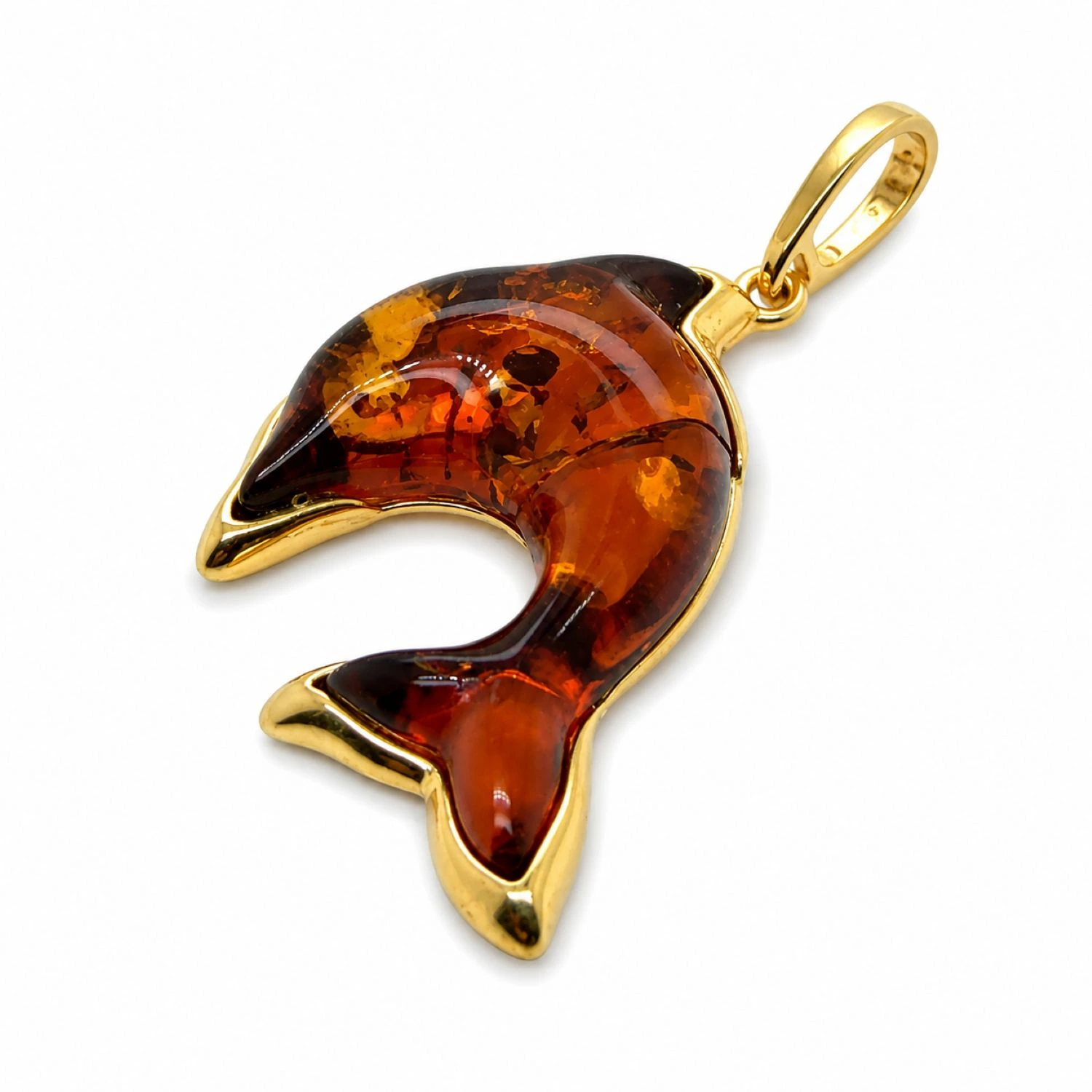 delfin-anhaenger-silber-vergoldet-bernstein-cognac-P920CZ-packshot.jpg Eleganter Bernstein Anhänger Silber 925 vergoldet Delfin Cognac mit echtem Ostsee-Bernstein aus der Kollektion Meeresleben; maritimer Schmuck mit Delfin Motiv
