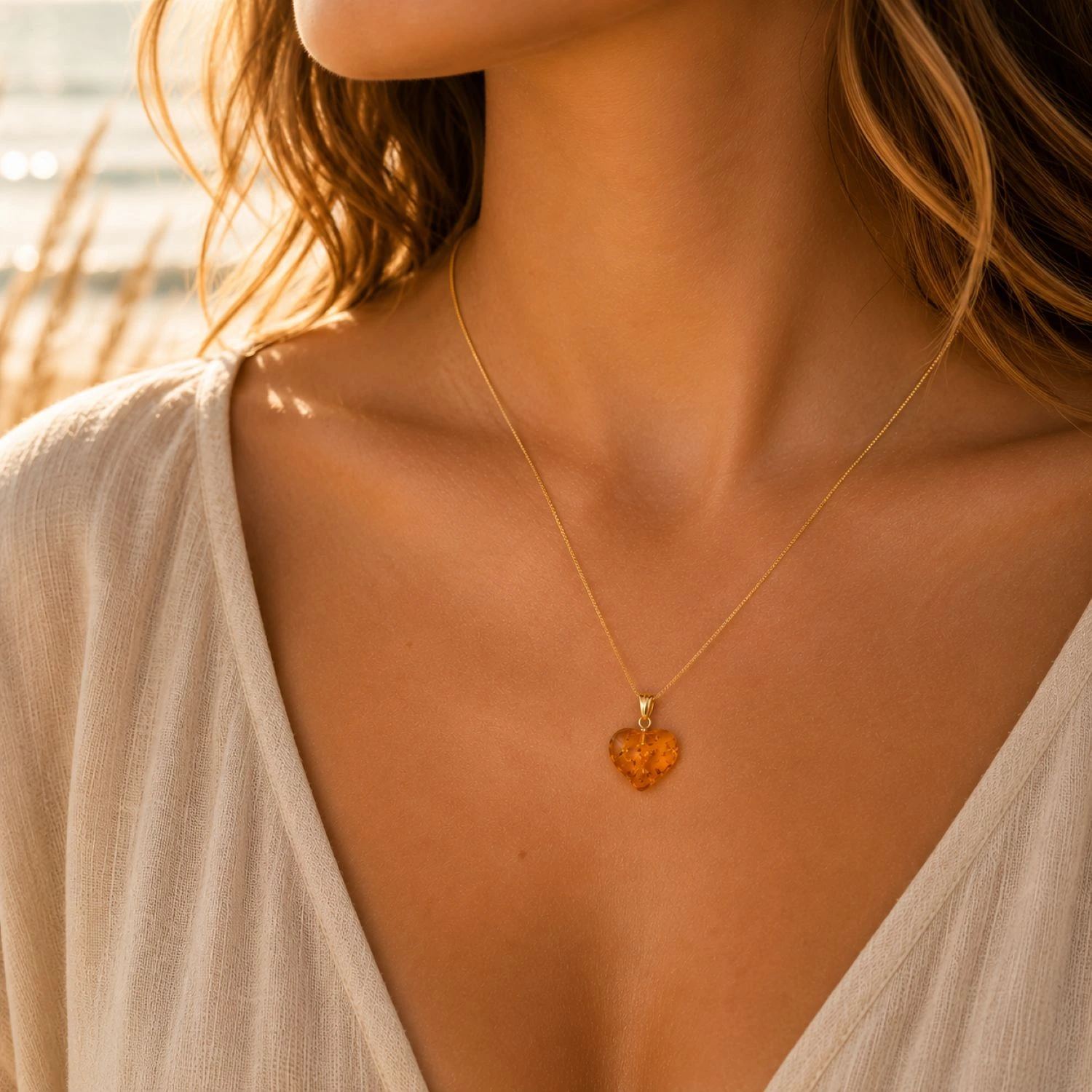bernstein-anhaenger-gold-333-herzensgold-cognac-dekollete Bernstein Anhänger Gold 333 Herzensgold Cognac in Herzform mit Goldöse; Goldanhänger Bernstein Herz ist ein eleganter Schmuck mit Ostseebernstein