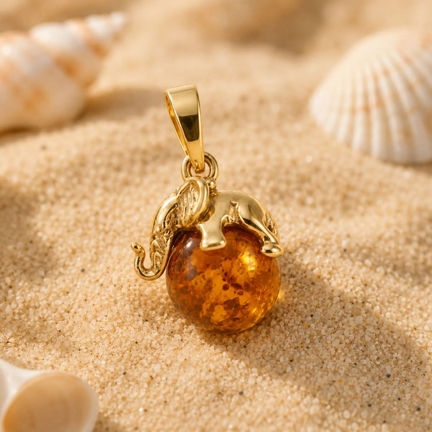 bernstein-anhaenger-gold-375-bernsteinelefant-cognac-sand Bernstein Anhänger Gold 375 Bernsteinelefant Cognac mit Elefant auf runder Bernsteinkugel; Anhänger mit Elefant Motiv