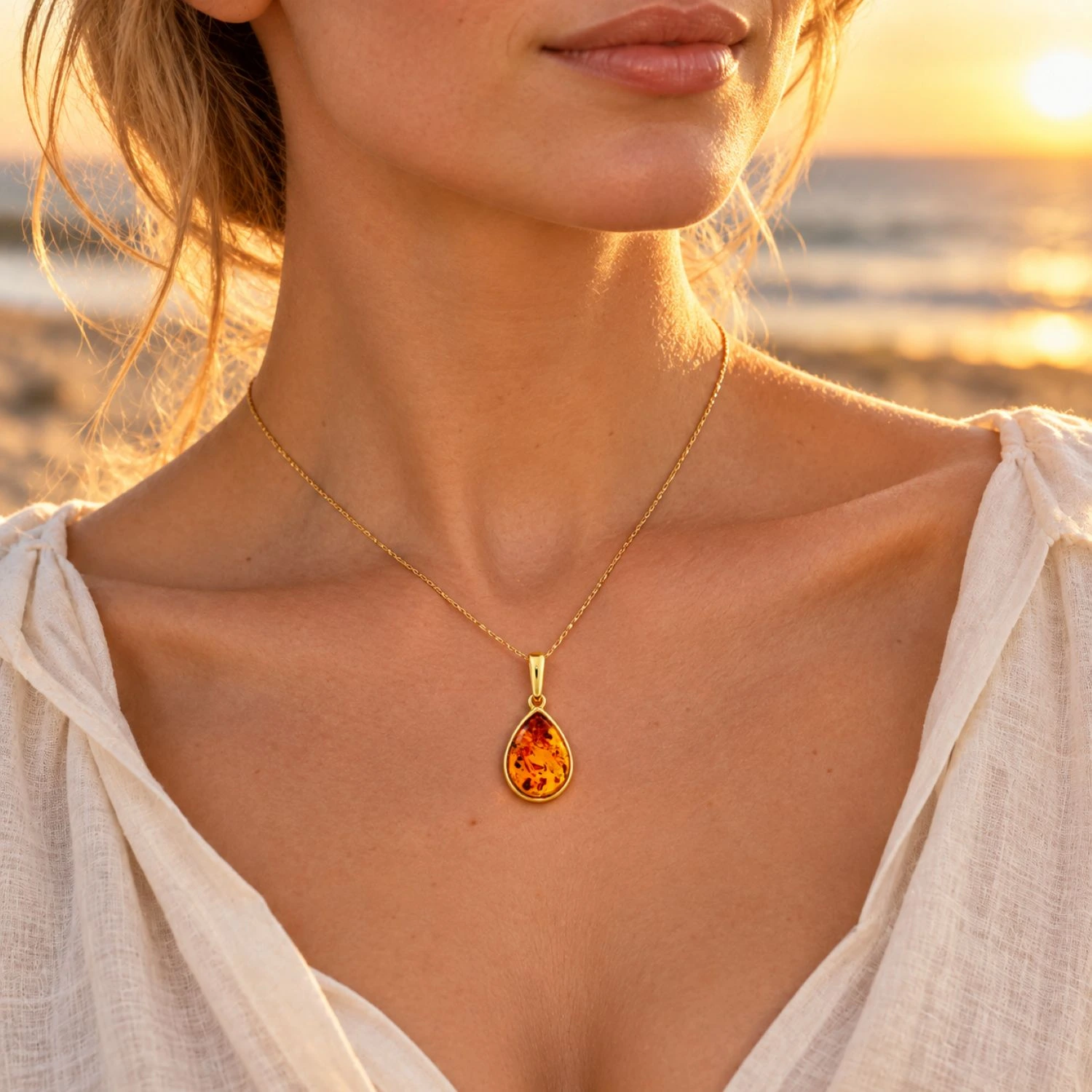 bernstein-anhaenger-gold-375-cognac-goldtropfen-dekollete Bernstein Anhänger Gold 375 „Goldtropfen“ Cognac in Tropfenform; Schmuck mit Ostseebernstein; eleganter Anhänger 9k Gold mit Naturbernstein