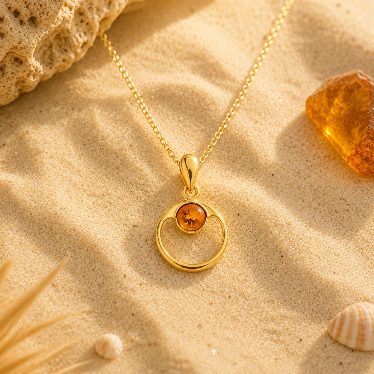 bernstein-anhaenger-gold-375-goldener horizont-cognac-sand Bernstein Anhänger Gold 375 „Goldener Horizont“ Cognac in Kreisform; Goldanhänger mit rundem Bernstein; eleganter Schmuck mit echtem Ostseebernstein