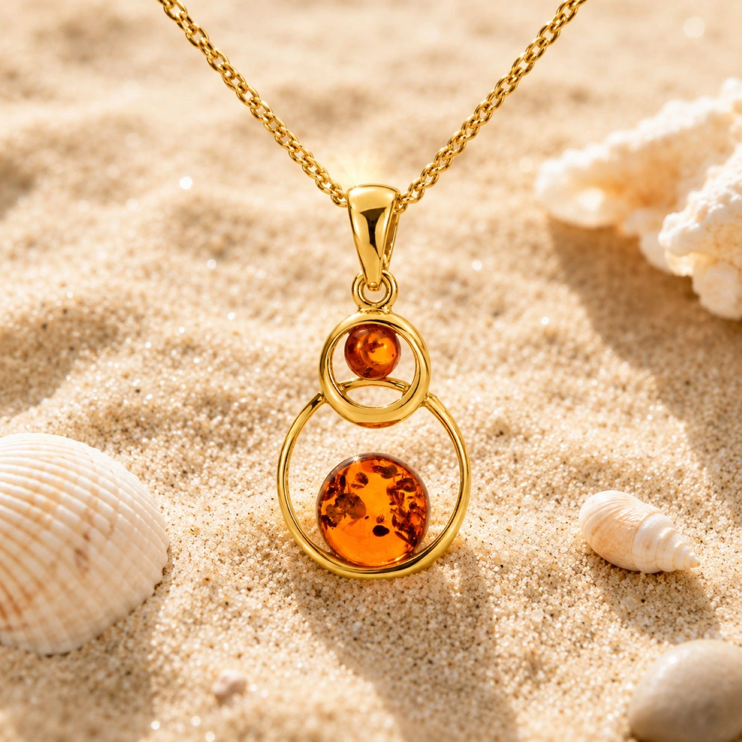 bernstein-anhaenger-gold-375-goldkreis-cognac-sand Bernstein Anhänger Gold 375 „Goldkreis“ Cognac mit zwei Bernsteinen; Anhänger Gold 9 Karat mit zwei Kreisen; Schmuck mit echtem Ostseebernstein