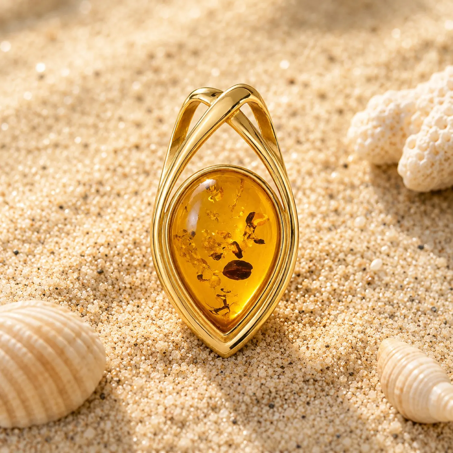 bernstein-anhaenger-gold-375-goldmagie-cognac-sand Bernstein Anhänger Gold 375 „Goldmagie“ Cognac für Damen mit goldener Doppelrahmung und natürlichem Bernstein; eleganter Schmuck mit echtem Ostseebernstein
