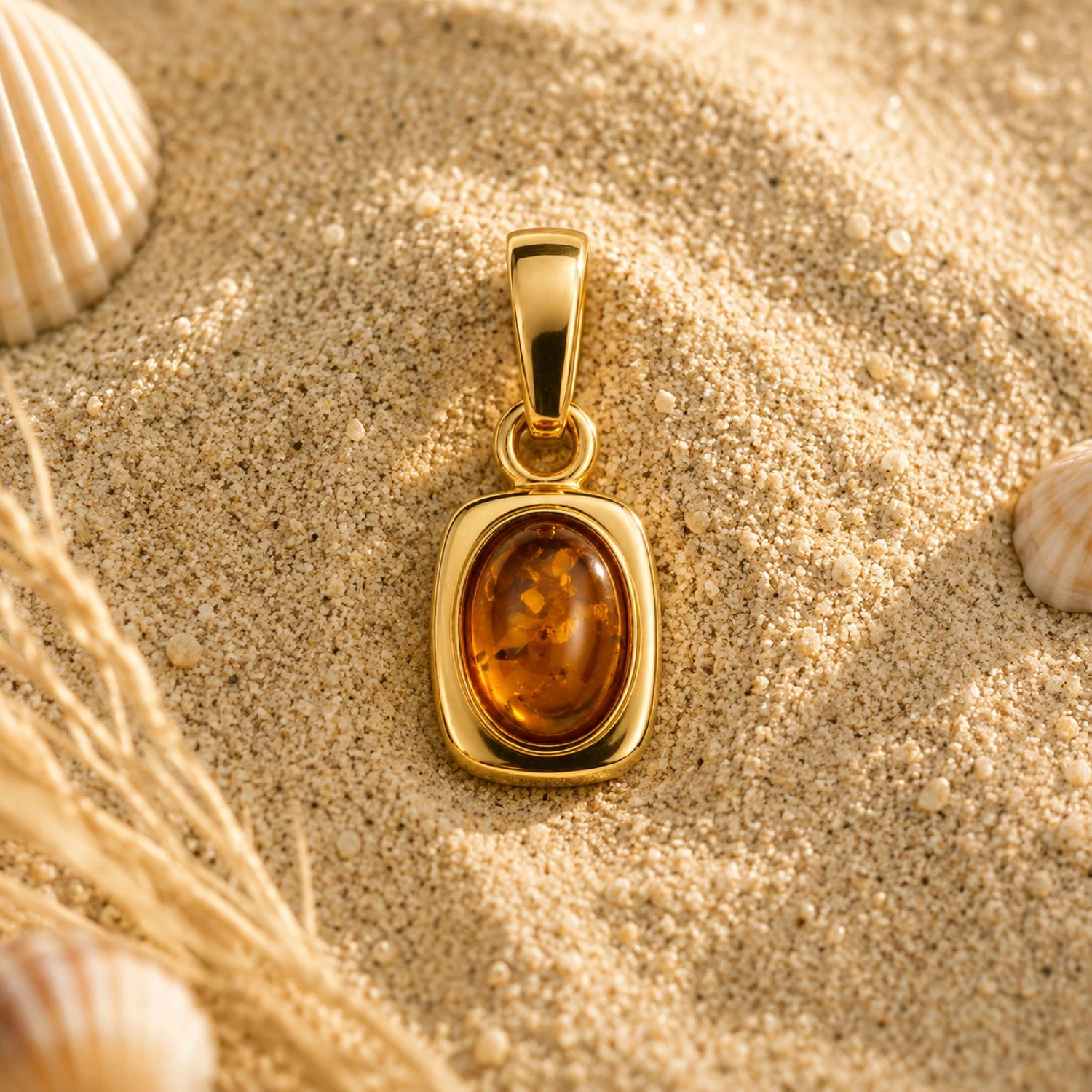 bernstein-anhaenger-gold-375-goldruhe-cognac-sand Bernstein Anhänger Gold 375 „Goldruhe“ Cognac mit ovalem Ostseebernstein in goldener Zargenfassung; Schöner Anhänger aus Gold 9k mit Bernstein für Damen; Schmuck mit echtem Ostseebernstein für jeden Anlass
