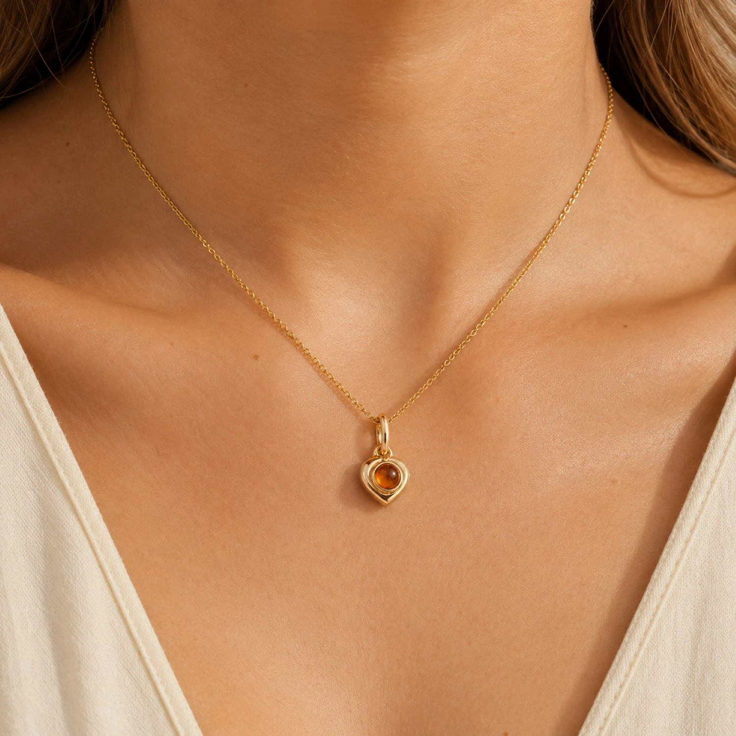 bernstein-anhaenger-gold-375-herzlicht-cognac-dekollete Bernstein Anhänger Gold 375 Herzlicht Cognac mit echtem Ostseebernstein in Herzform; Schmuck mit Ostseebernstein