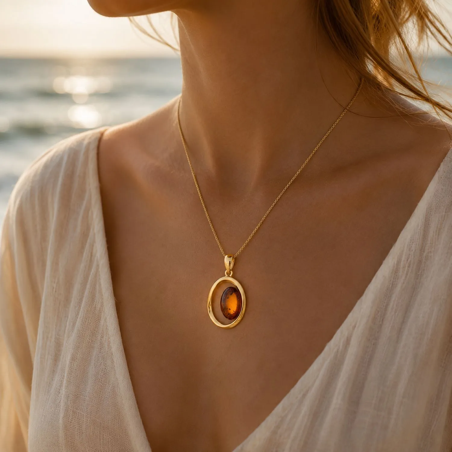 bernstein-anhaenger-gold-375-insel-cognac-dekollete Bernstein Anhänger Gold 375 „Insel“ Cognac Oval Gold 9 Karat, Schmuck mit ovalem Ostseebernstein; Eleganter Bernsteinschmuck mit Insel Motiv