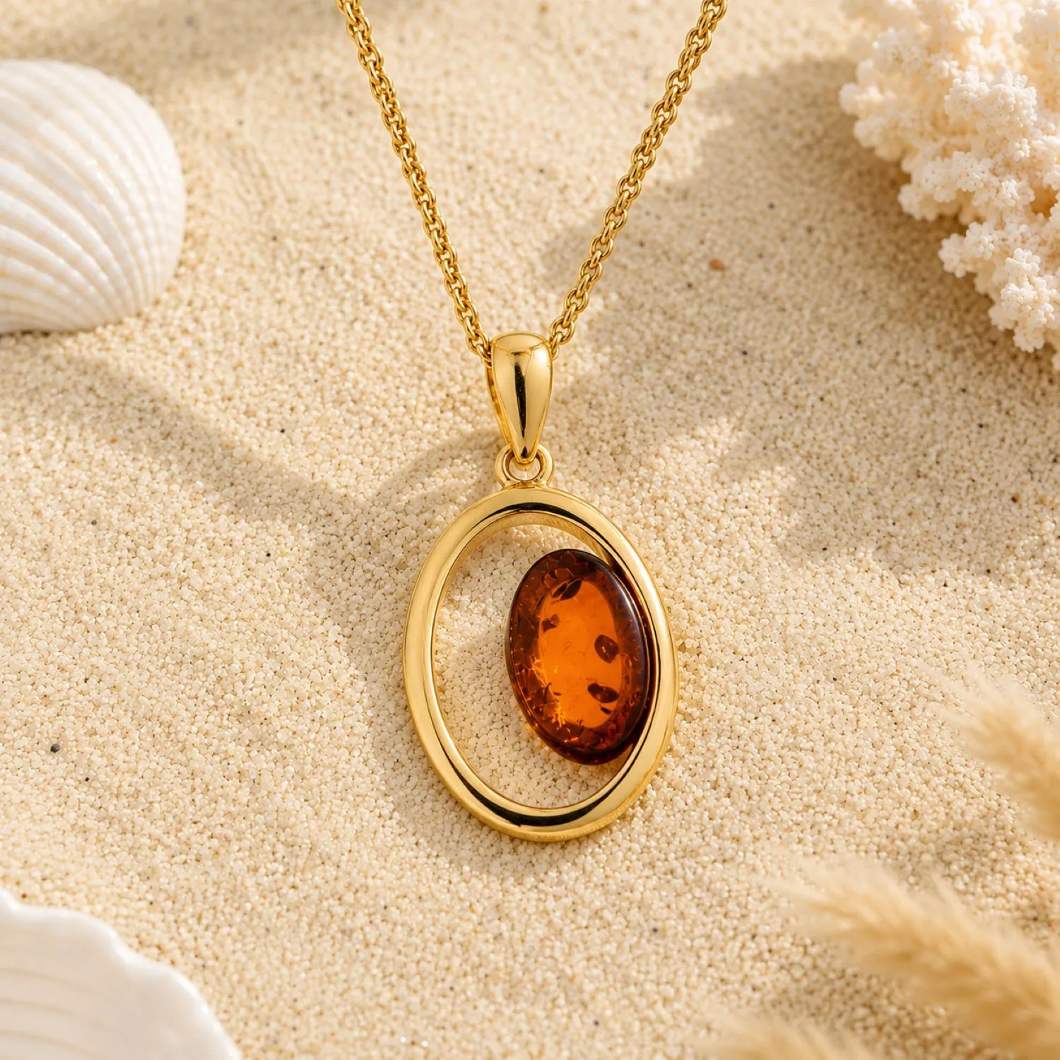 bernstein-anhaenger-gold-375-insel-cognac-sand Bernstein Anhänger Gold 375 „Insel“ Cognac Oval Gold 9 Karat, Schmuck mit ovalem Ostseebernstein; Eleganter Bernsteinschmuck mit Insel Motiv