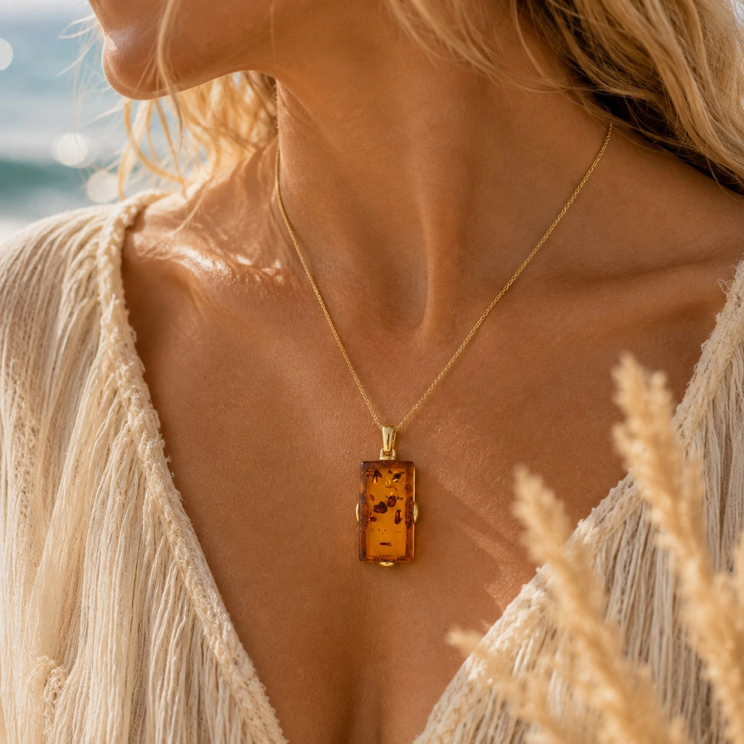 bernstein-anhaenger-gold-375-lichtblick-cognac-dekollete- Bernstein Anhänger Gold 375 „Lichtblick“ Cognac mit rechteckigem Naturbernstein; Vollbernstein Anhänger Rechteckig; Eleganter Schmuck mit echtem Ostseebernstein