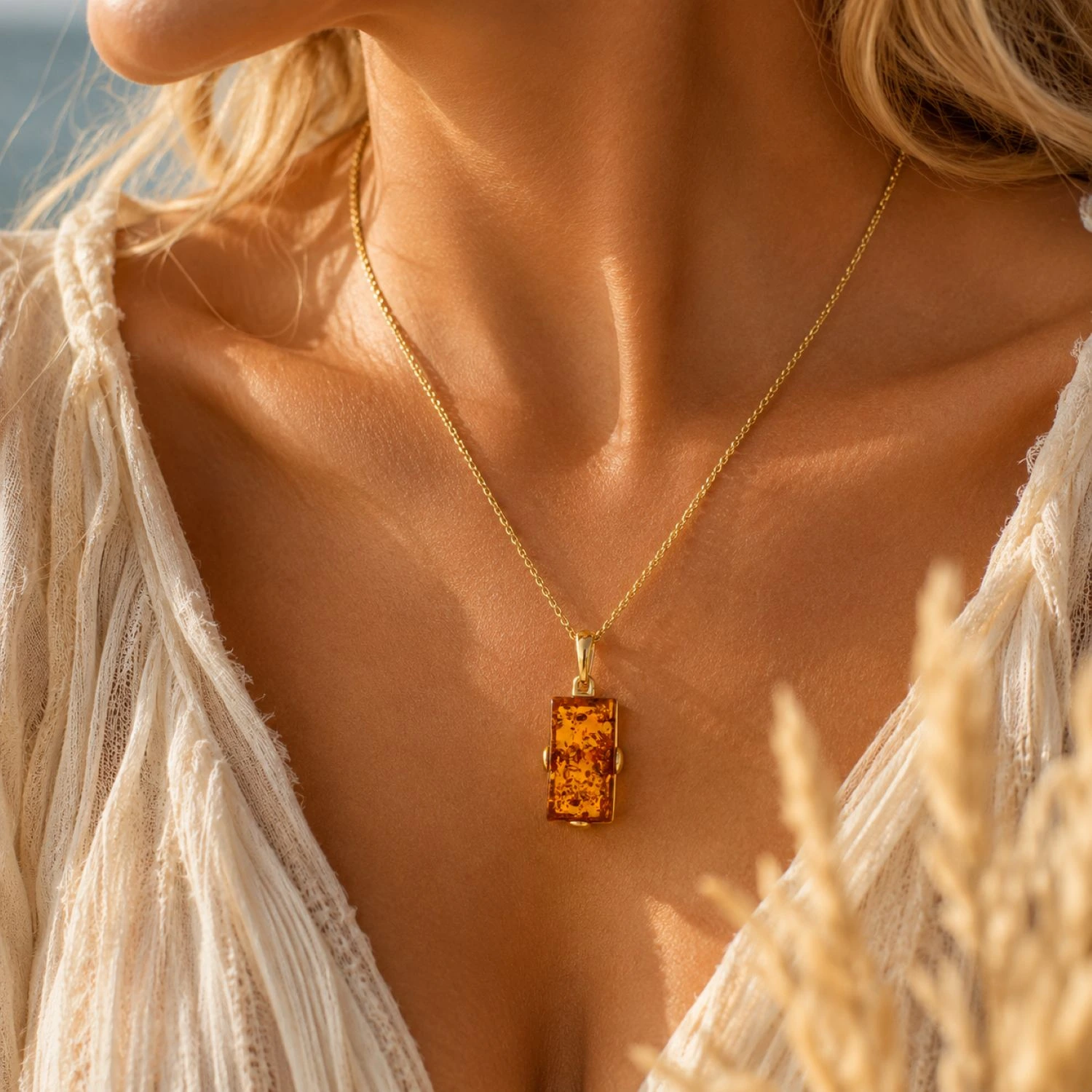 bernstein-anhaenger-gold-375-lichtblick-cognac-dekollete-2 Bernstein Anhänger Gold 375 „Lichtblick“ Cognac mit rechteckigem Naturbernstein; Vollbernstein Anhänger Rechteckig; Eleganter Schmuck mit echtem Ostseebernstein
