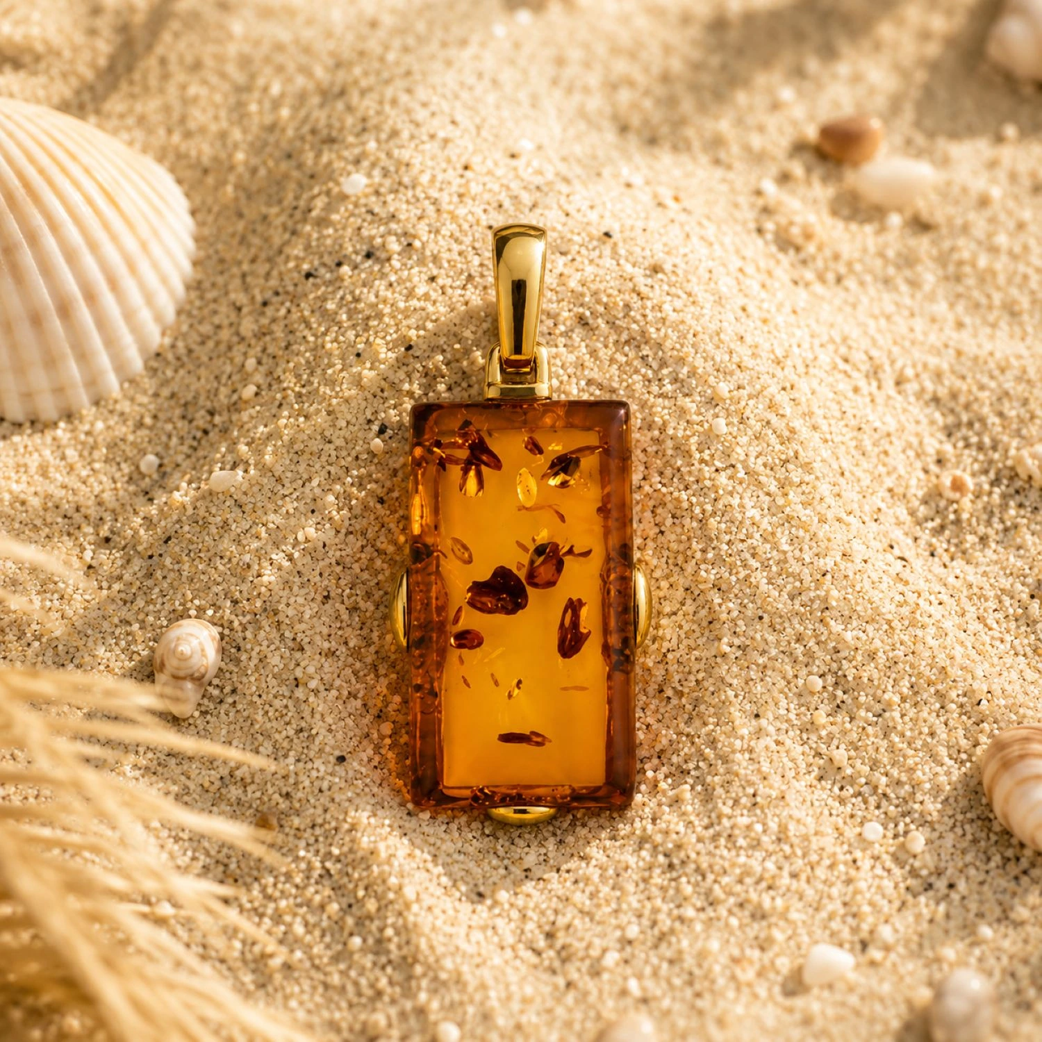 bernstein--anhaenger-gold-375-lichtblick-cognac-sand Bernstein Anhänger Gold 375 „Lichtblick“ Cognac mit rechteckigem Naturbernstein; Vollbernstein Anhänger Rechteckig; Eleganter Schmuck mit echtem Ostseebernstein