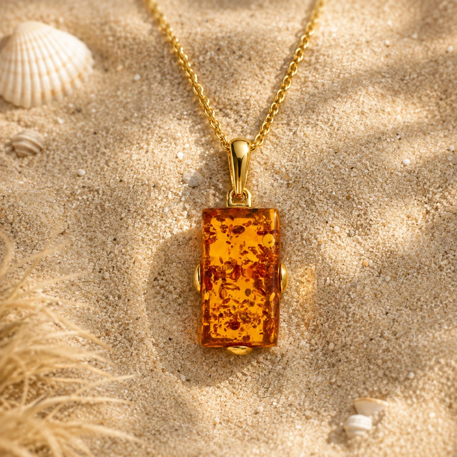bernstein-anhaenger-gold-375-lichtblick-cognack-kette-sand Bernstein Anhänger Gold 375 „Lichtblick“ Cognac mit rechteckigem Naturbernstein; Vollbernstein Anhänger Rechteckig; Eleganter Schmuck mit echtem Ostseebernstein