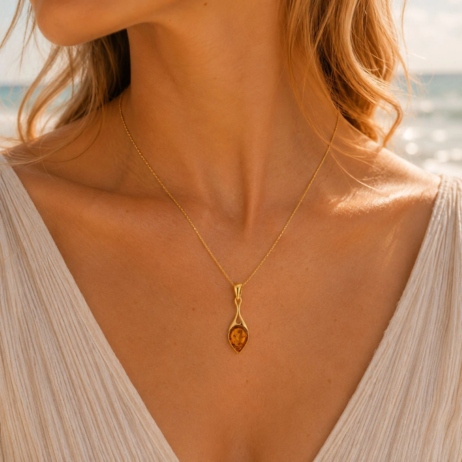 bernstein-anhaenger-gold-375-sonnenstrahl-cognac-dekollete Bernstein Anhänger Gold 375 „Sonnenstrahl“ Cognac mit Ostseebernstein in Tropfenform; Schmuck mit Ostseebernstein für jeden Anlass; Eleganter Anhänger aus 9k Gold und Naturbernstein für Damen